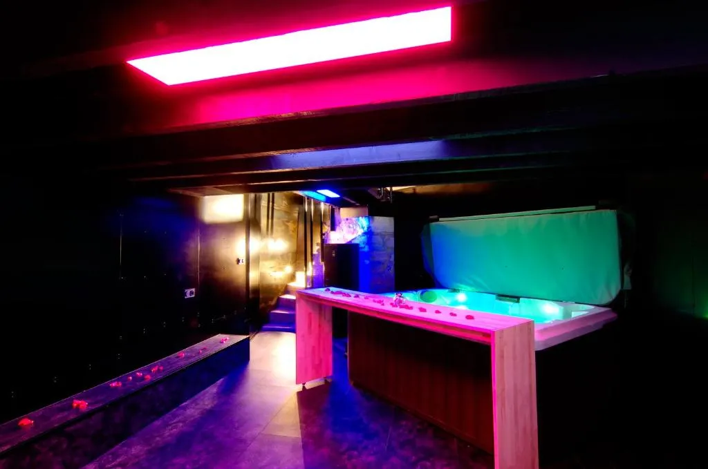 Image 4 of Mieuxqualhotel jacuzzi privatif La retro