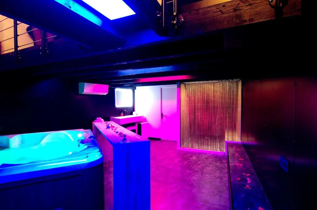 Image 5 of Mieuxqualhotel jacuzzi privatif La retro