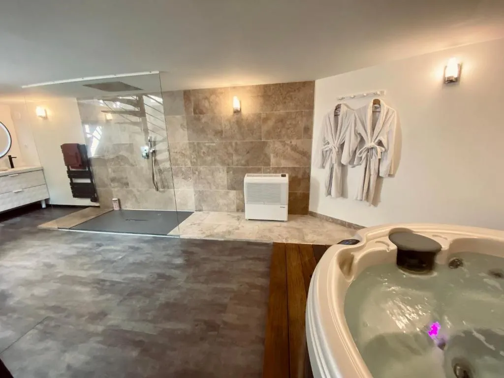 Image 1 of Mieuxqualhotel jacuzzi privatif Le rond