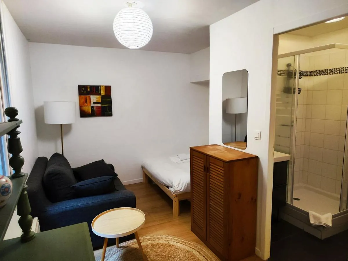Image 2 of Charming apartment downtown Bordeaux