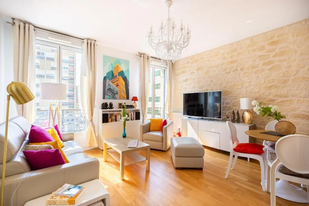 Image of GuestReady – Bright Apt in city centre w/ Parking