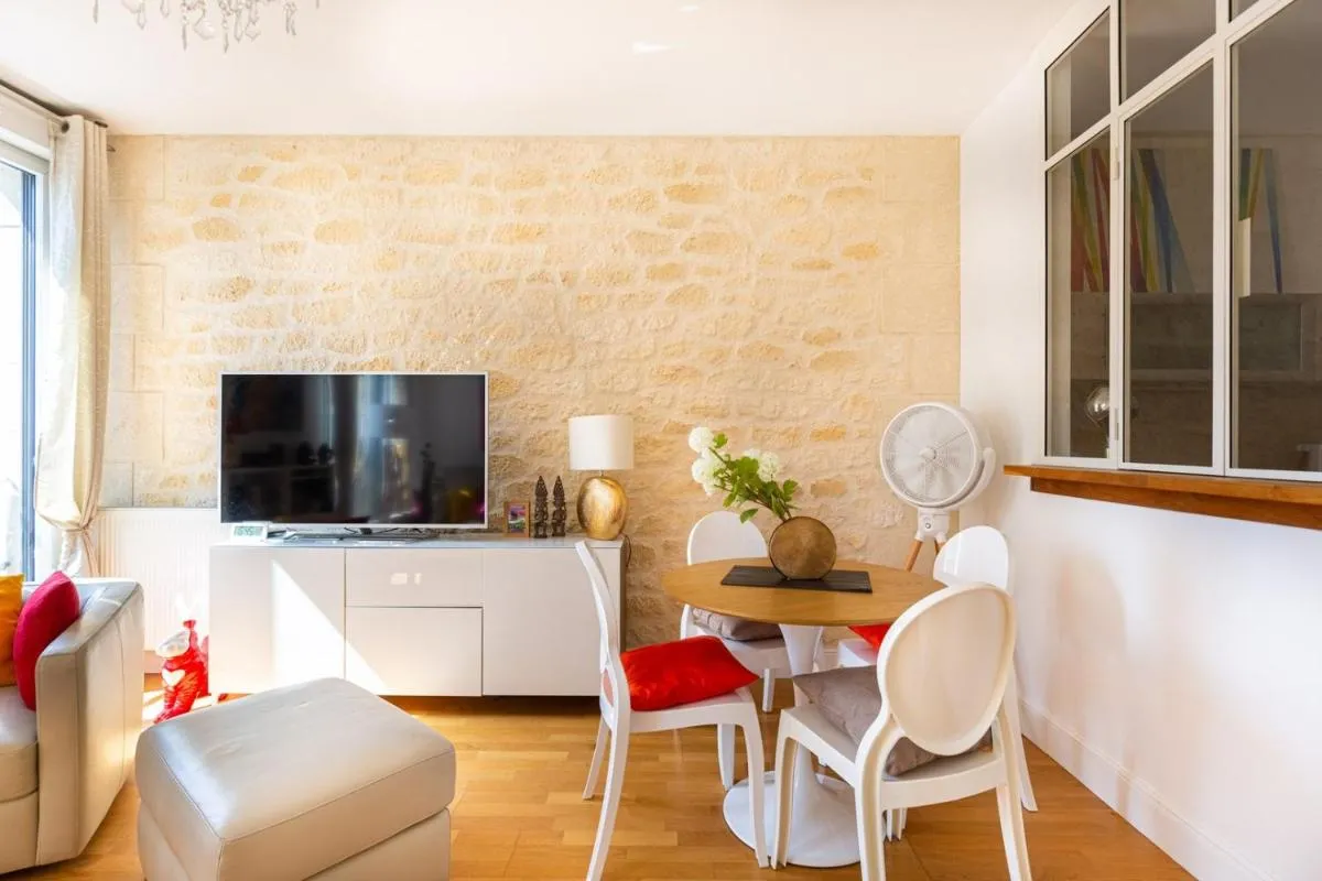 Image 6 of GuestReady – Bright Apt in city centre w/ Parking