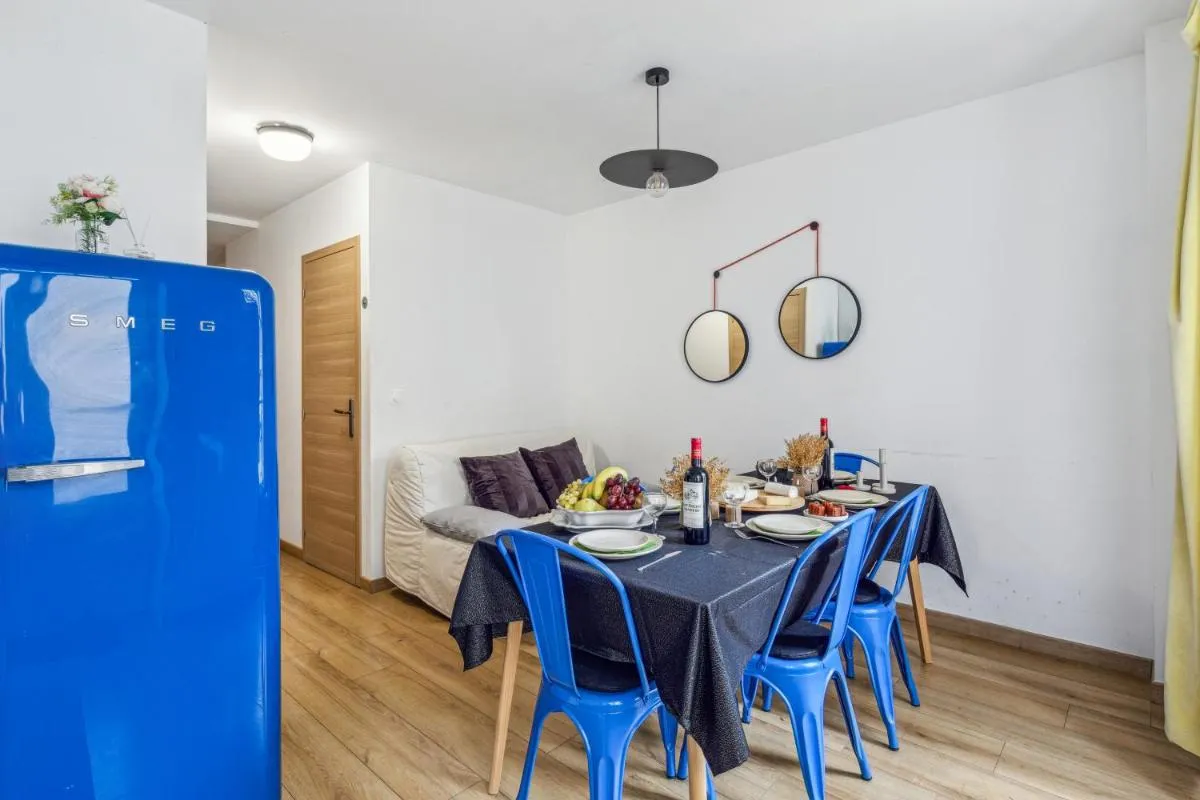 Image 5 of Lavie Maison large comfy flat