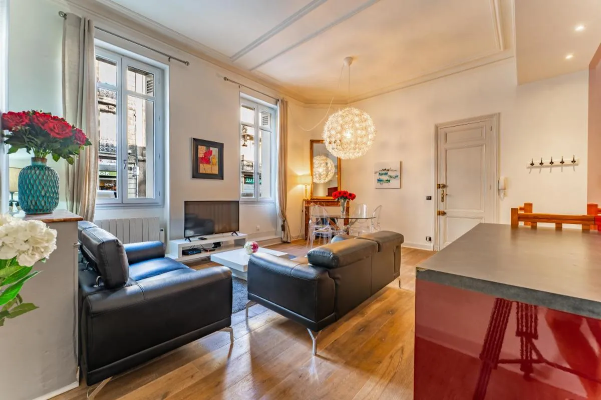 Image 1 of Magnifique Appartement au Cœur du Quartier Historique Saint-Michel