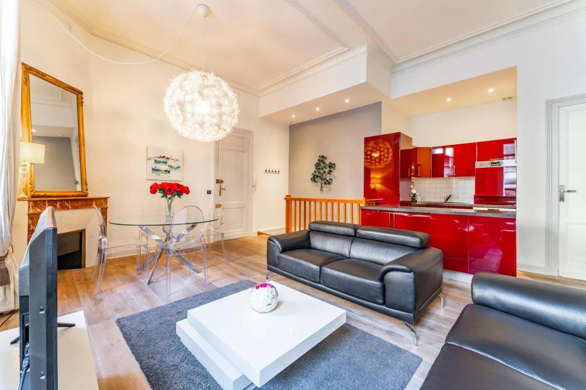 Image 2 of Magnifique Appartement au Cœur du Quartier Historique Saint-Michel