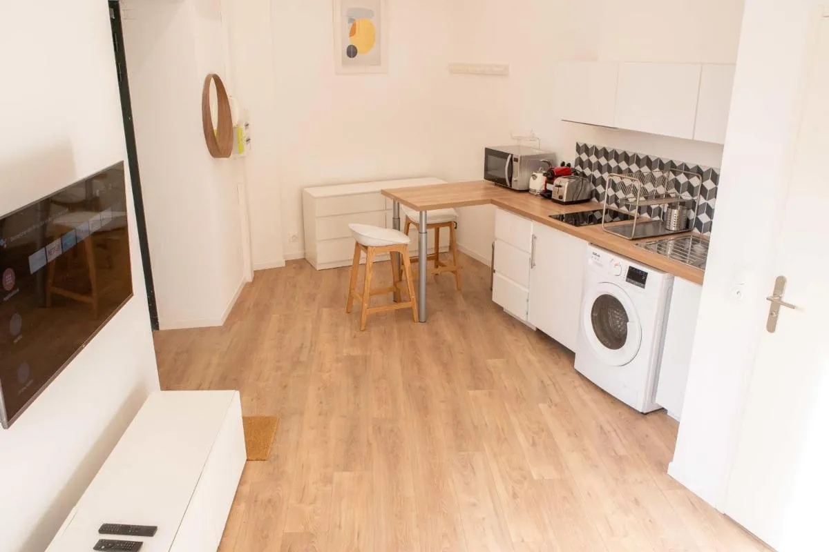 Image 2 of Modern Studio With AC