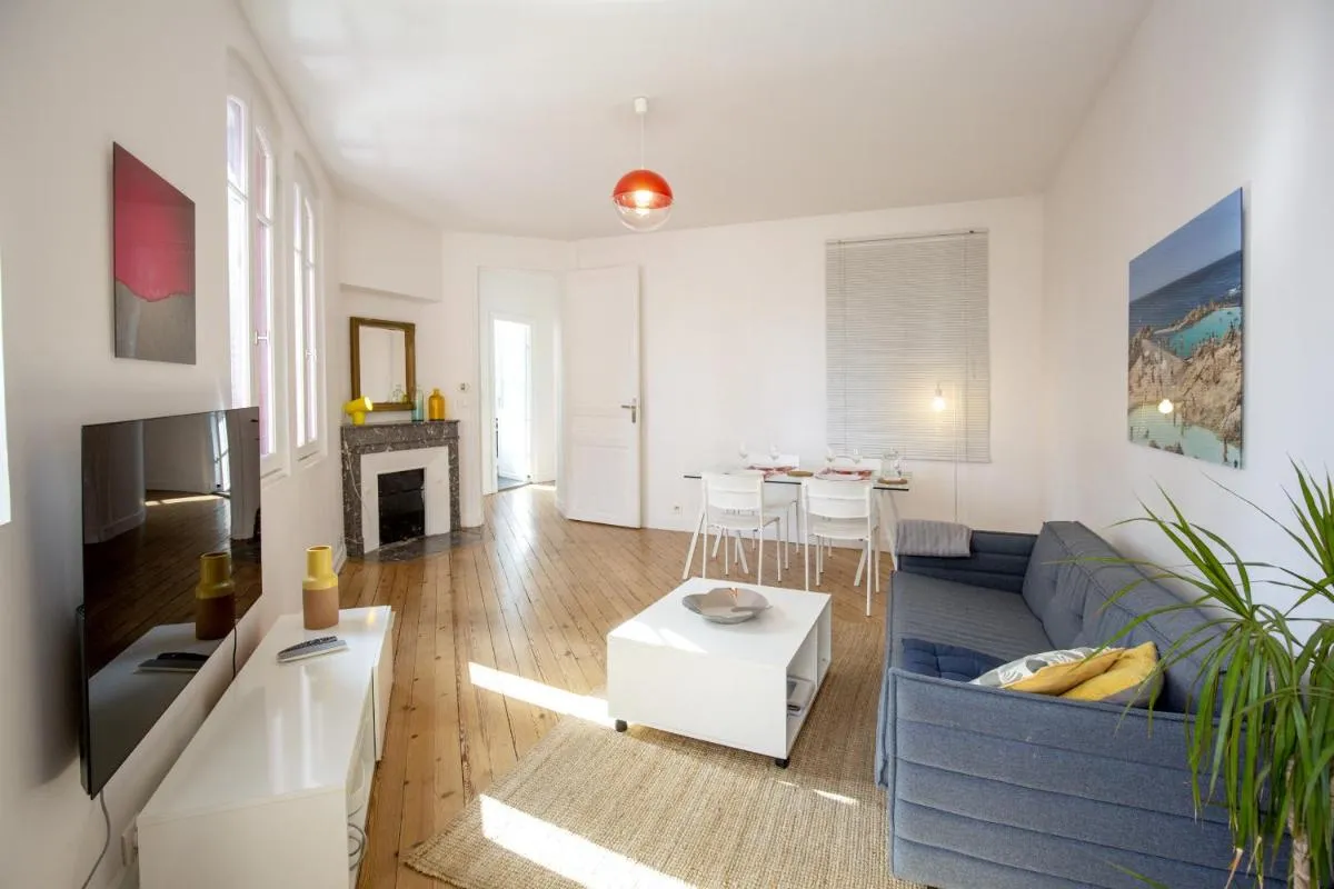Image 4 of Place Saint Michel Apartment