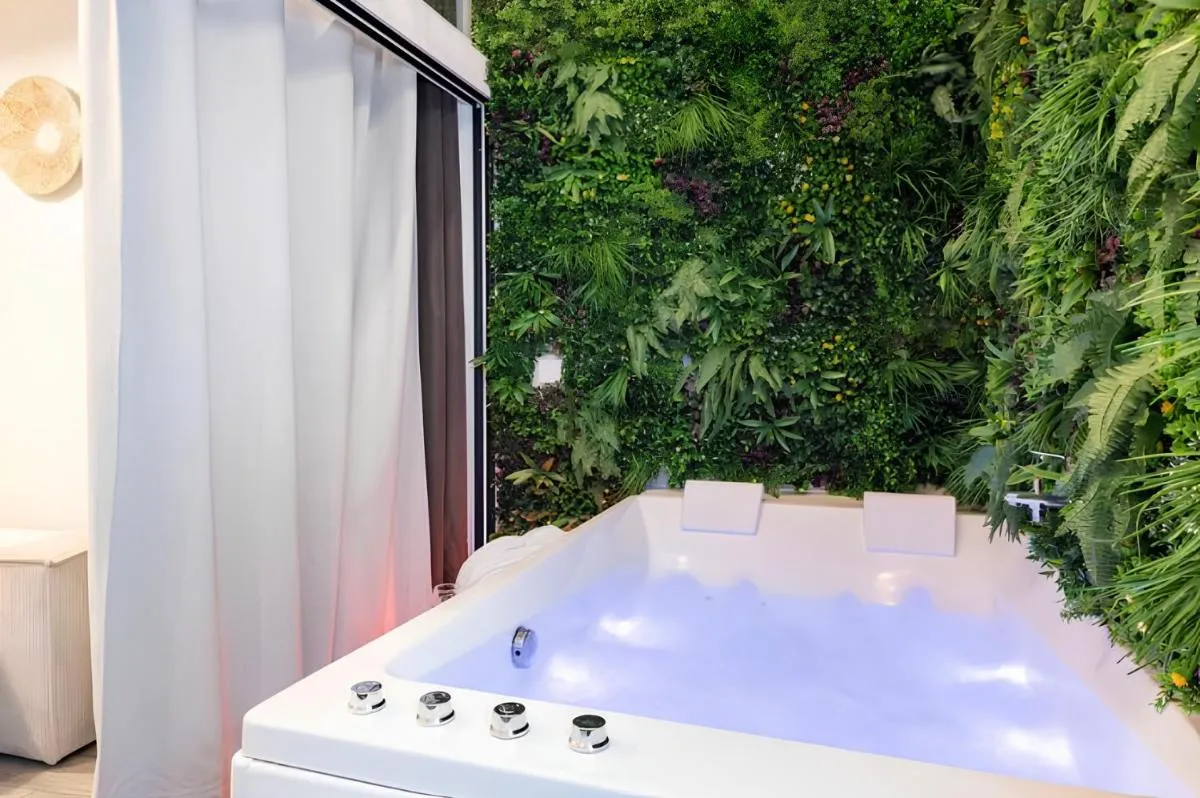 Image 2 of Secret Jungle Bordeaux Chartrons – Hyper-Centre Jacuzzi Bain Balnéo & Home cinéma