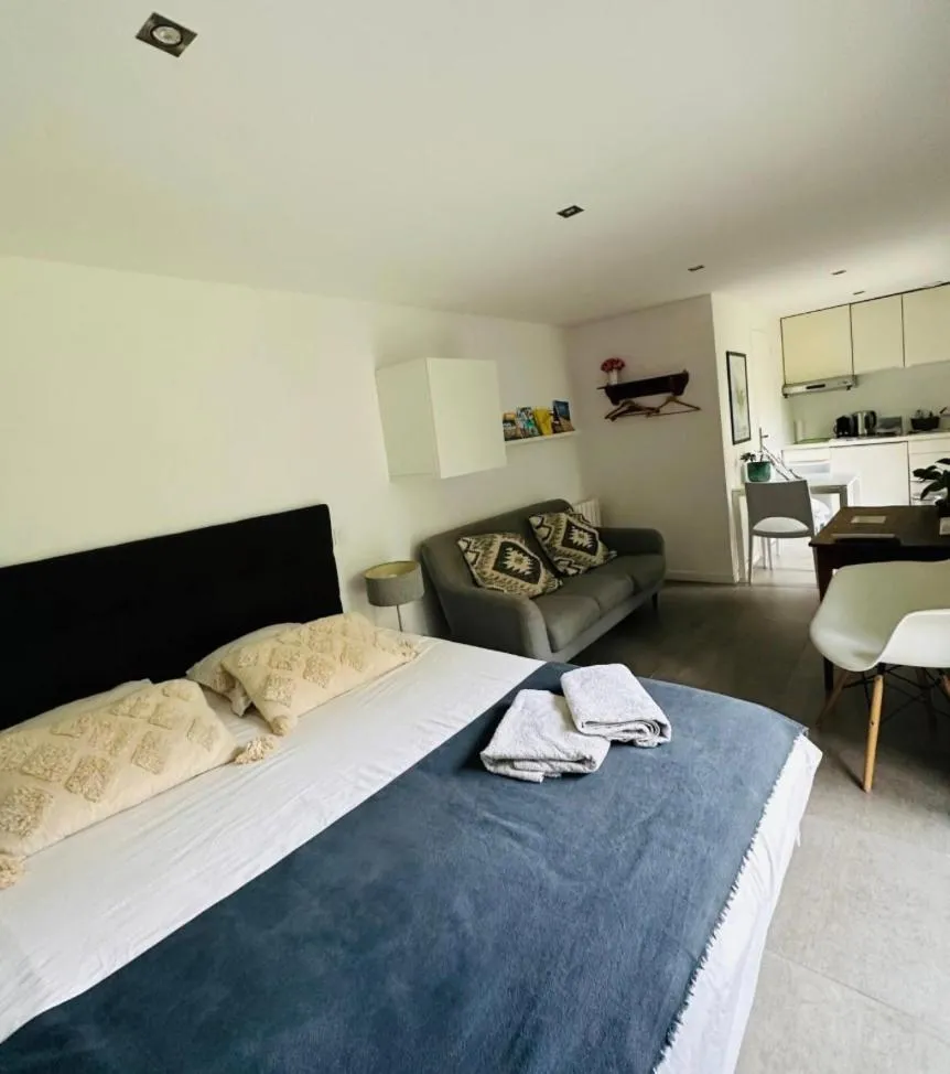 Image 5 of Studio Chic