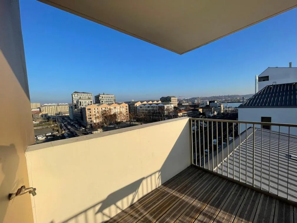 Image 2 of Studio harmonieusement aménagé avec parking et terrasse vers la cité du vin