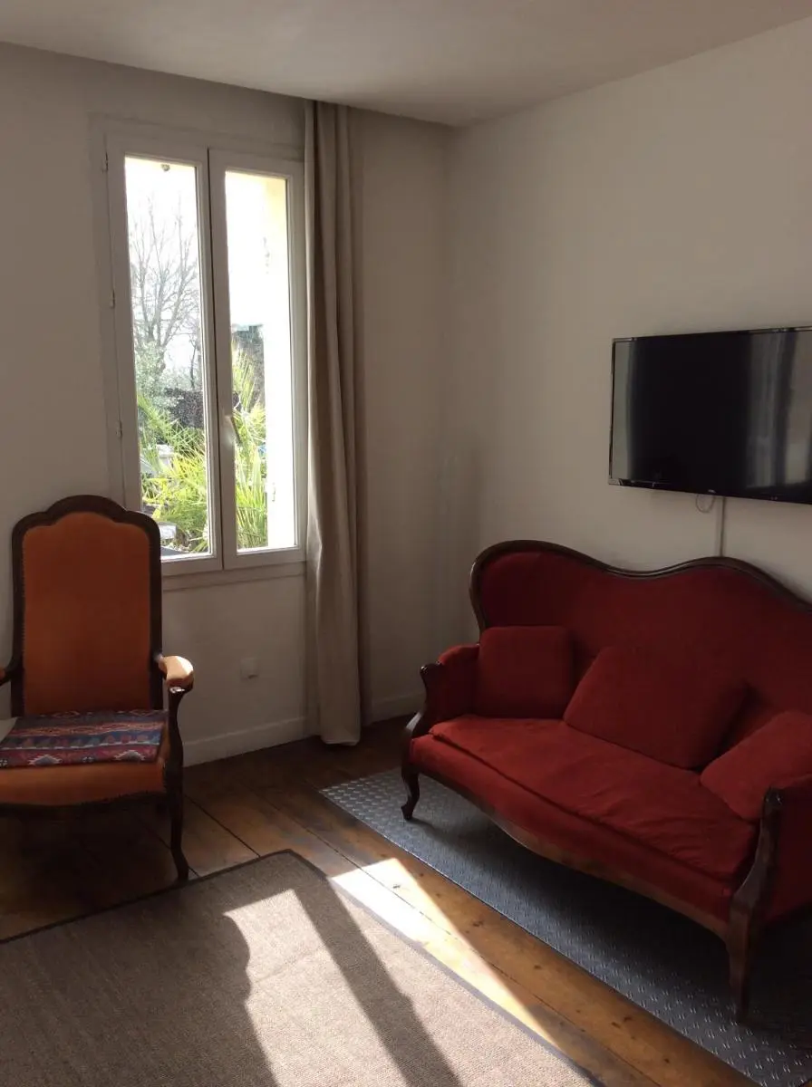 Image 2 of Aliénor