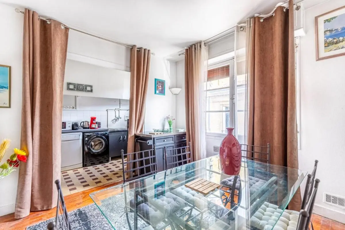 Image 1 of Bel Appartement Capucins – Victoire