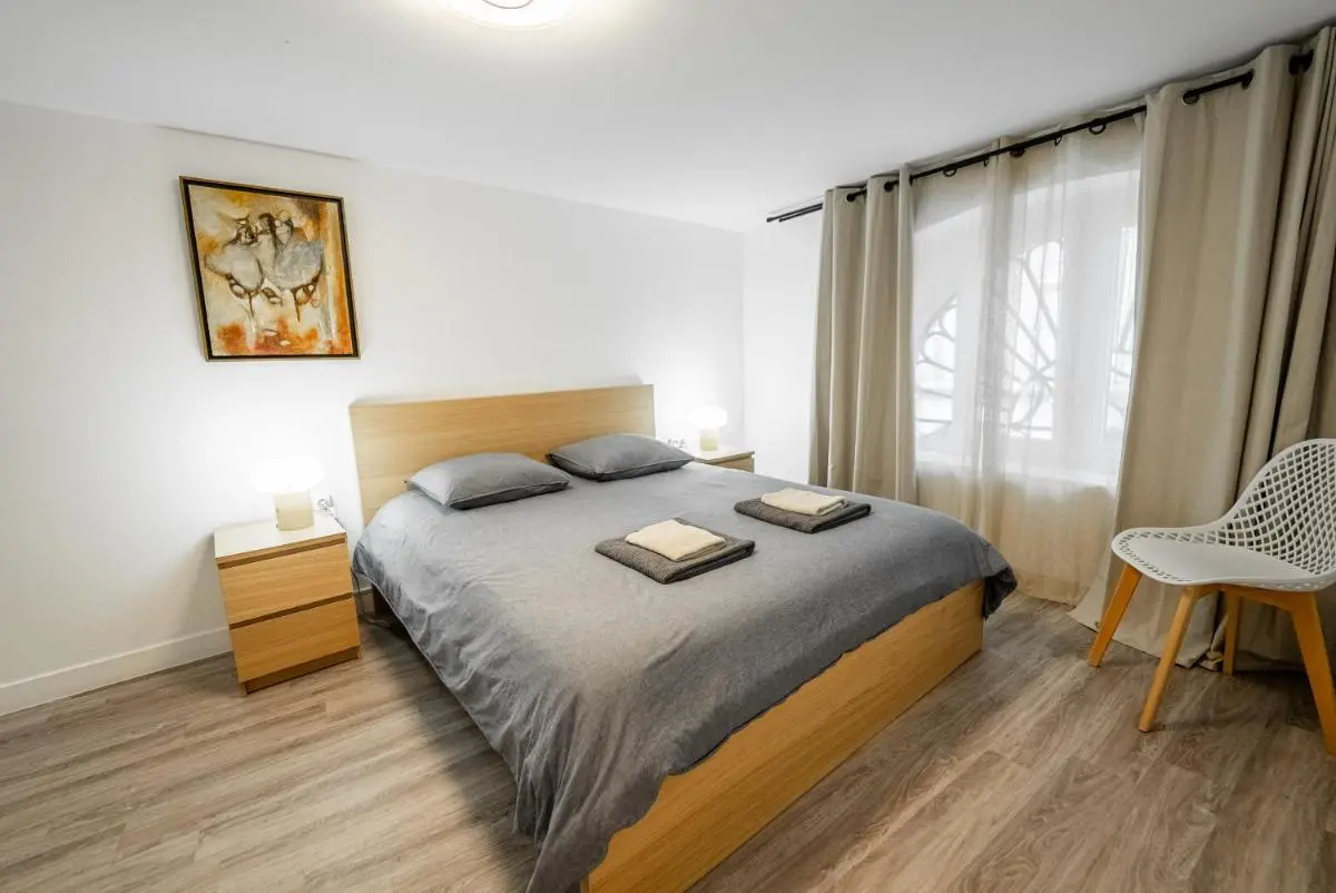 Image 1 of Bel appartement rénové – Place du Palais avec Parking