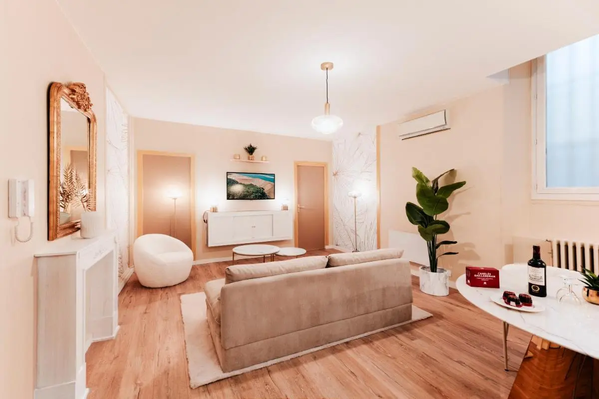 Image 2 of FREE Parking – Self Checkin – WIFI – Balcony – LE CHEVERUS – SUPERBORDEAUX