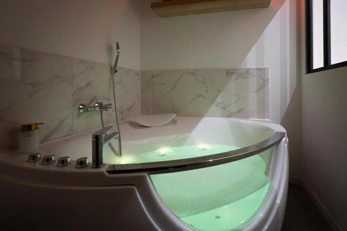 Image 2 of L’ARCADE SECRETE Appartement climatisé, Jacuzzi, Borne d’arcade Bordeaux centre
