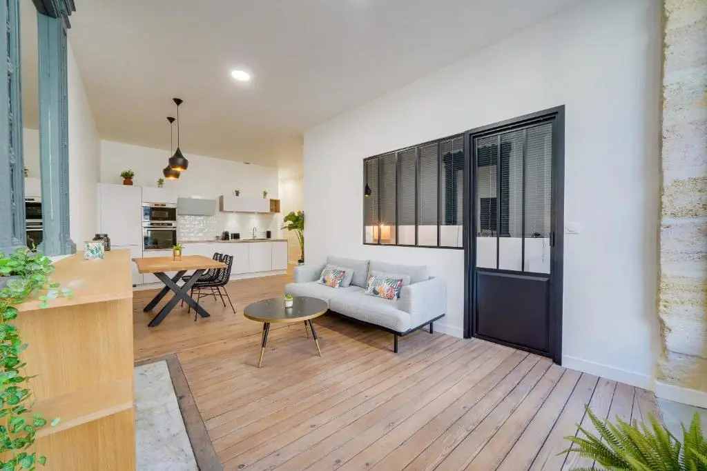 Image of LE 61 – Superbe T2 meublé avec balcon en plein cœur de Bordeaux