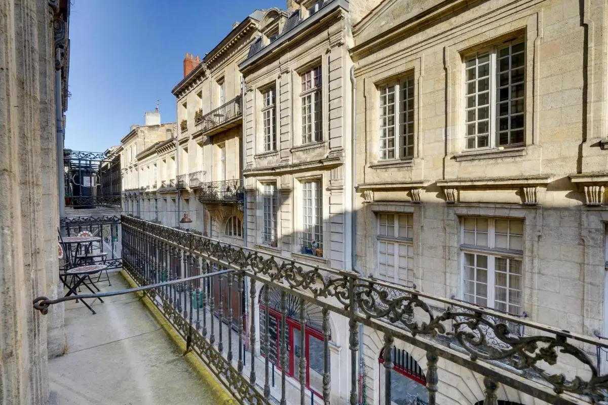 Image 4 of LE 61 – Superbe T2 meublé avec balcon en plein cœur de Bordeaux