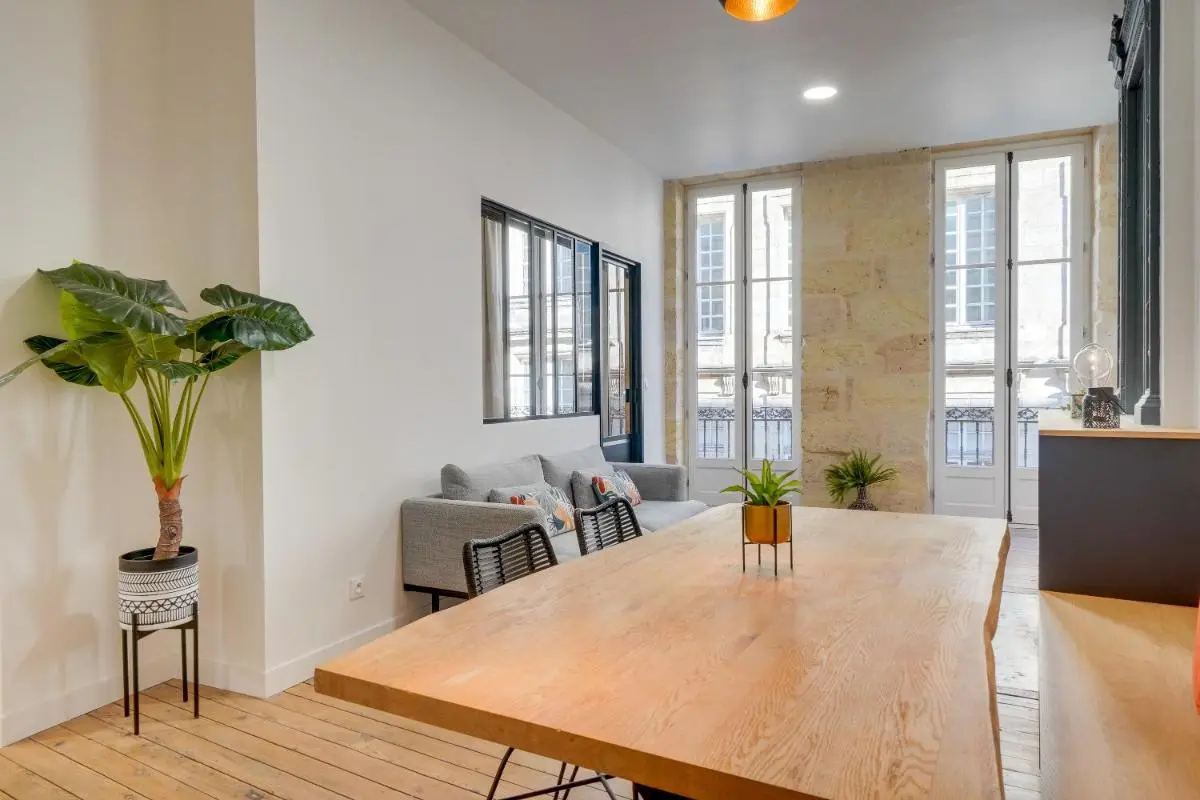 Image 3 of LE 61 – Superbe T2 meublé avec balcon en plein cœur de Bordeaux