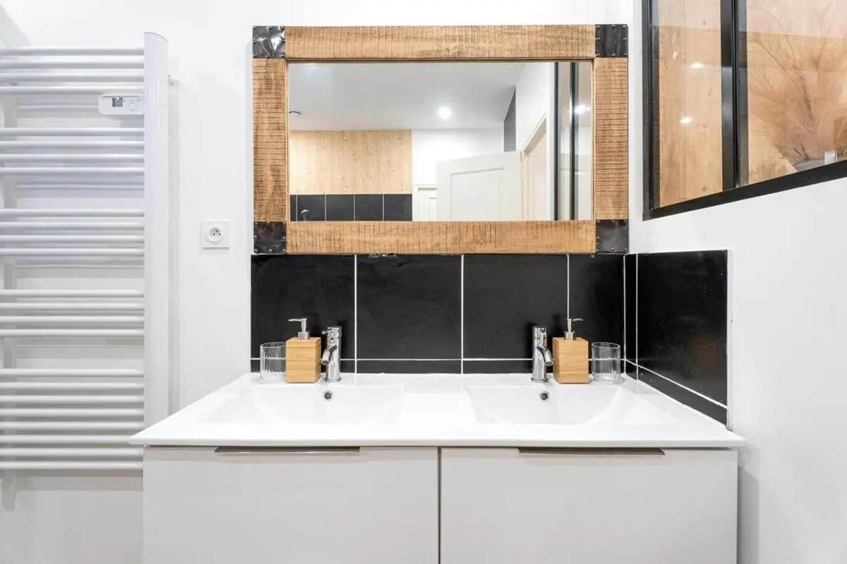 Image 5 of Le Nid Douillet, Center, Jacuzzi, Sensory Shower
