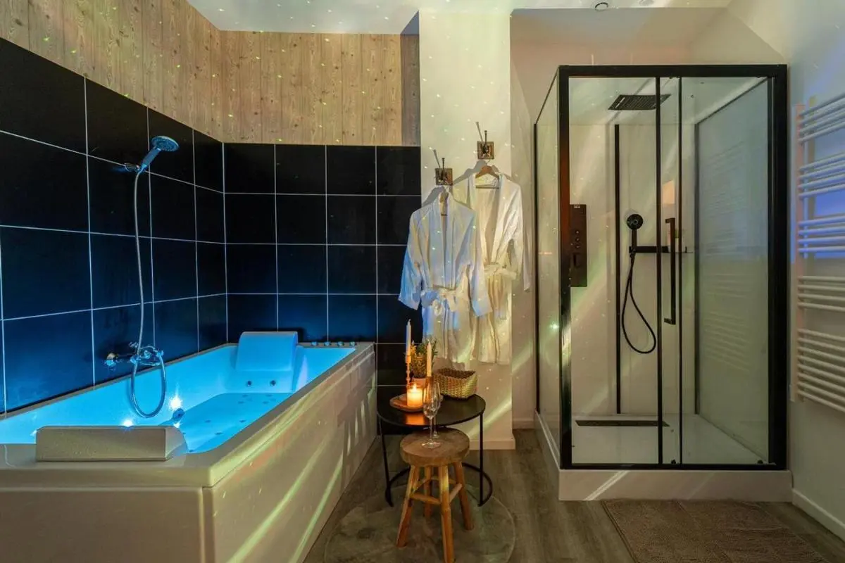 Image 2 of Le Nid Douillet, Center, Jacuzzi, Sensory Shower