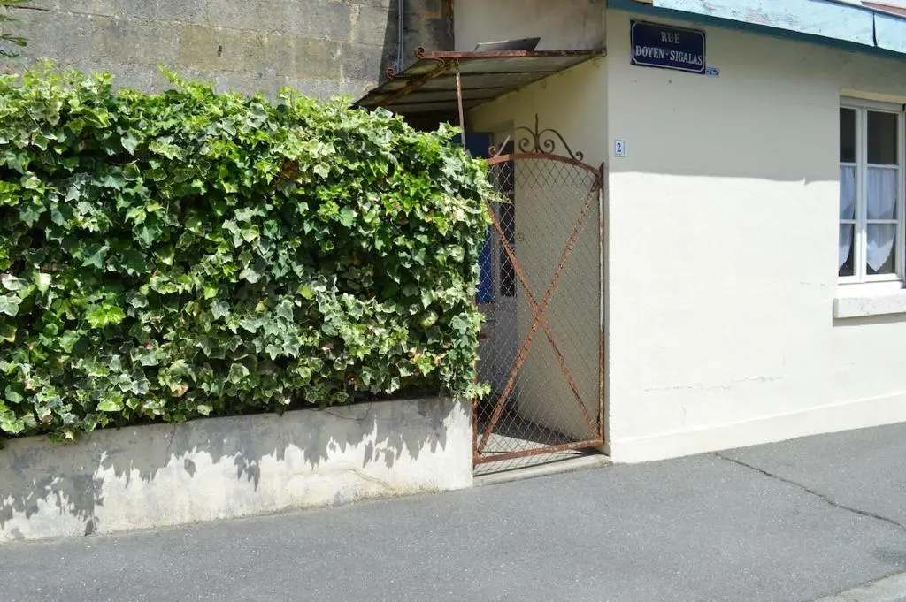 Image of Little house with small courtyard