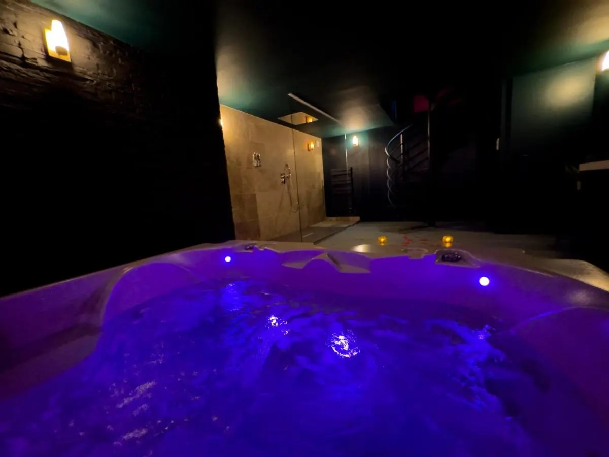 Image 5 of Mieuxqualhotel jacuzzi privatif Velvet Desire