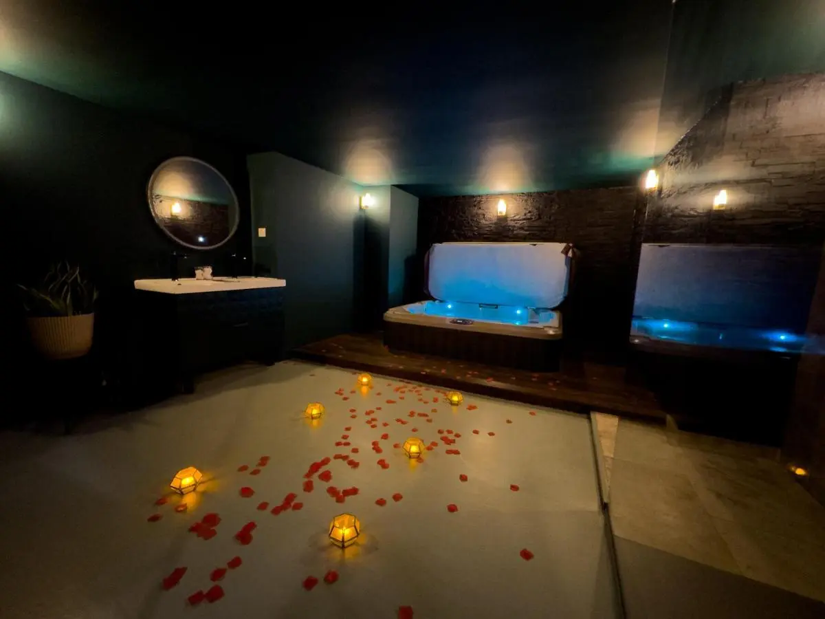 Image 2 of Mieuxqualhotel jacuzzi privatif Velvet Desire