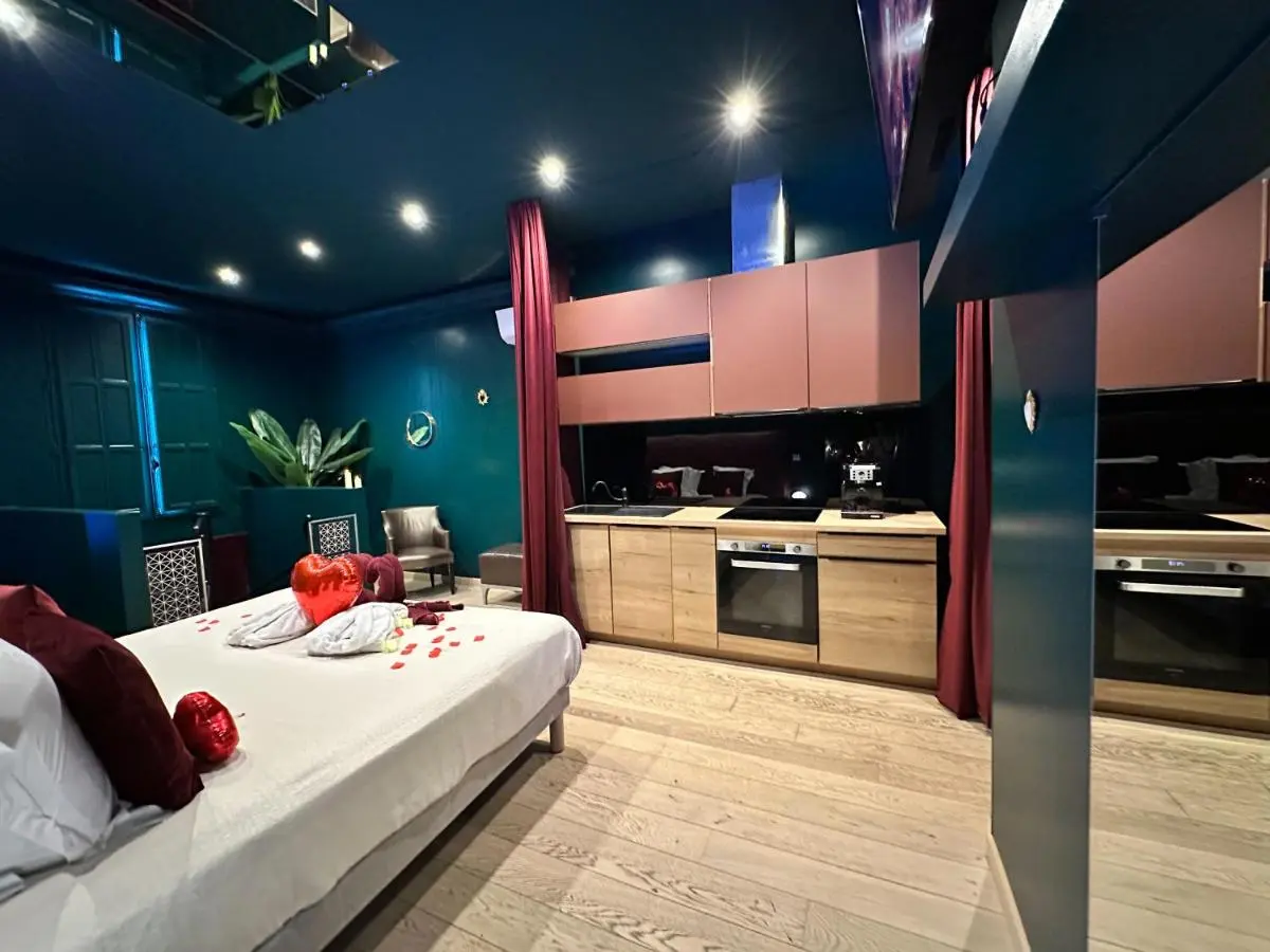 Image 3 of Mieuxqualhotel jacuzzi privatif Velvet Desire