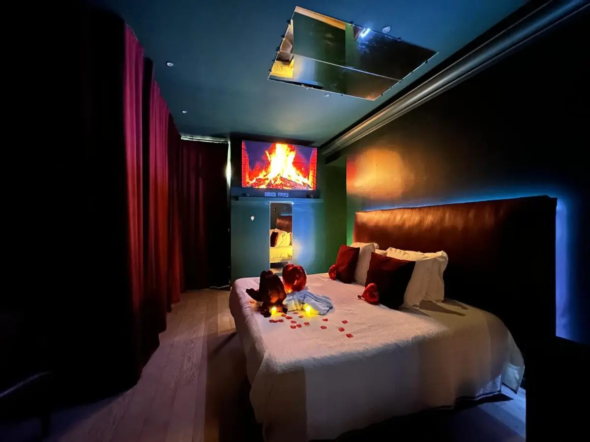 Image 1 of Mieuxqualhotel jacuzzi privatif Velvet Desire