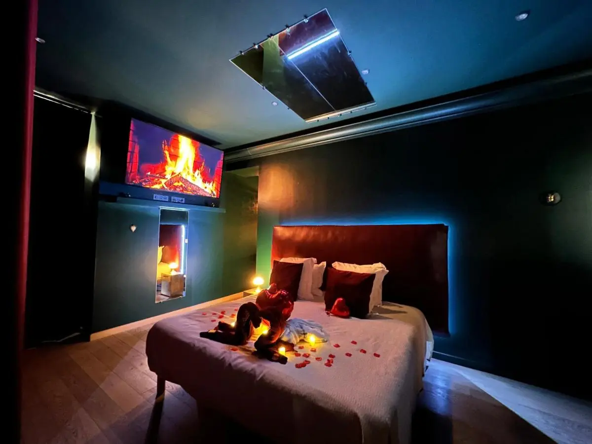 Image 6 of Mieuxqualhotel jacuzzi privatif Velvet Desire