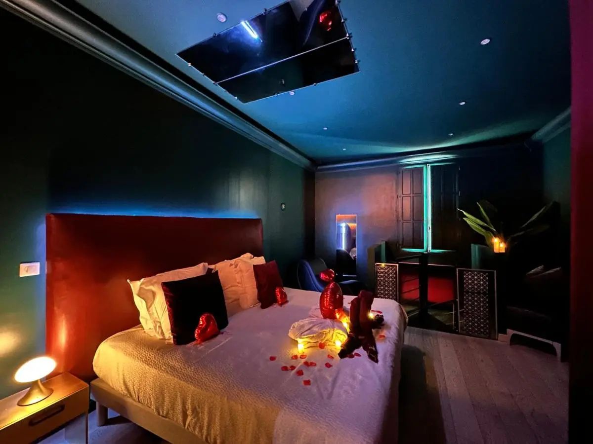 Image 4 of Mieuxqualhotel jacuzzi privatif Velvet Desire