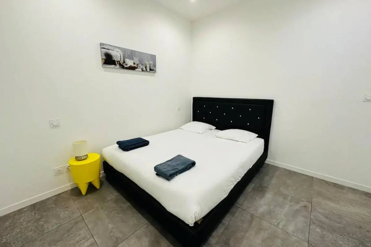 Image 1 of Remarkable 2-Bed Apartment in Bordeaux