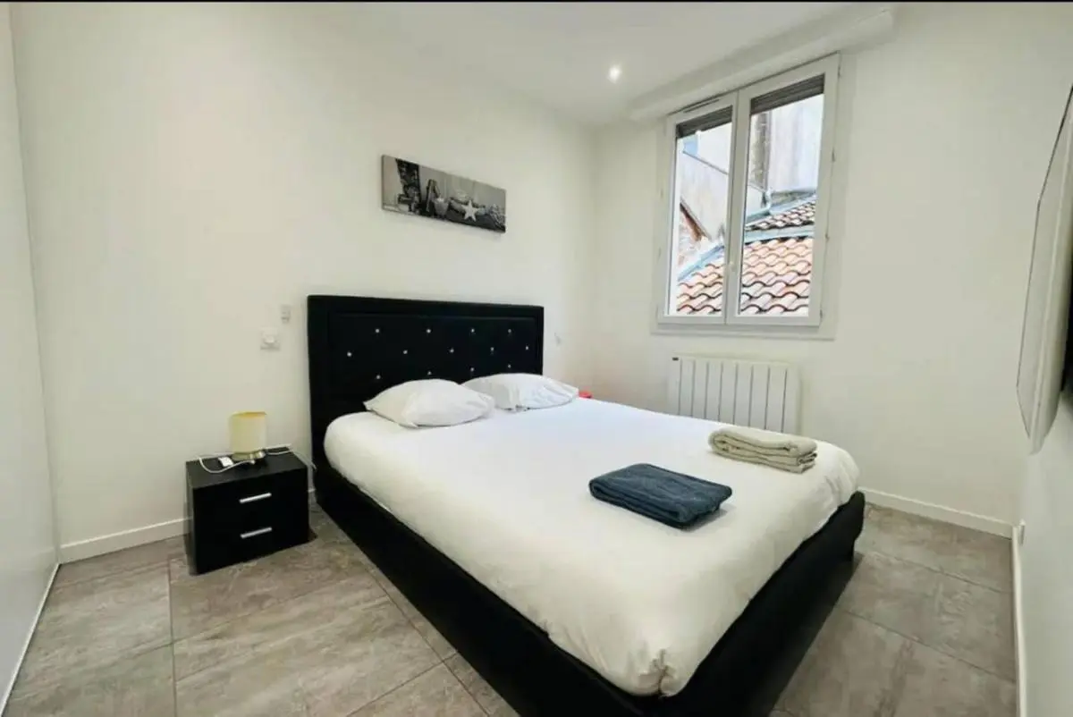 Image 5 of Remarkable 2-Bed Apartment in Bordeaux