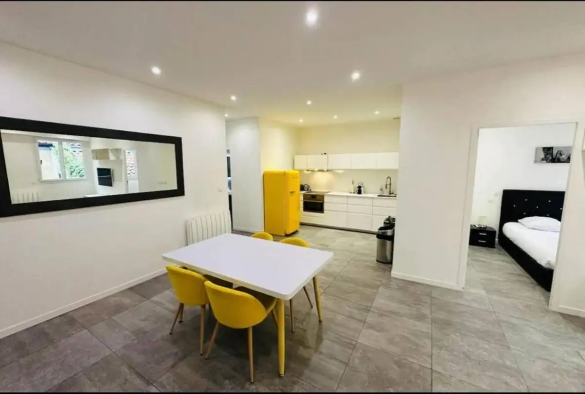 Image 3 of Remarkable 2-Bed Apartment in Bordeaux