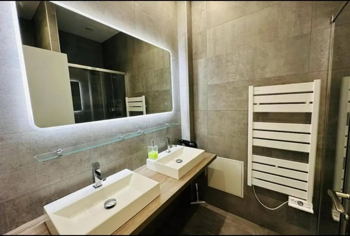 Image 2 of Remarkable 2-Bed Apartment in Bordeaux