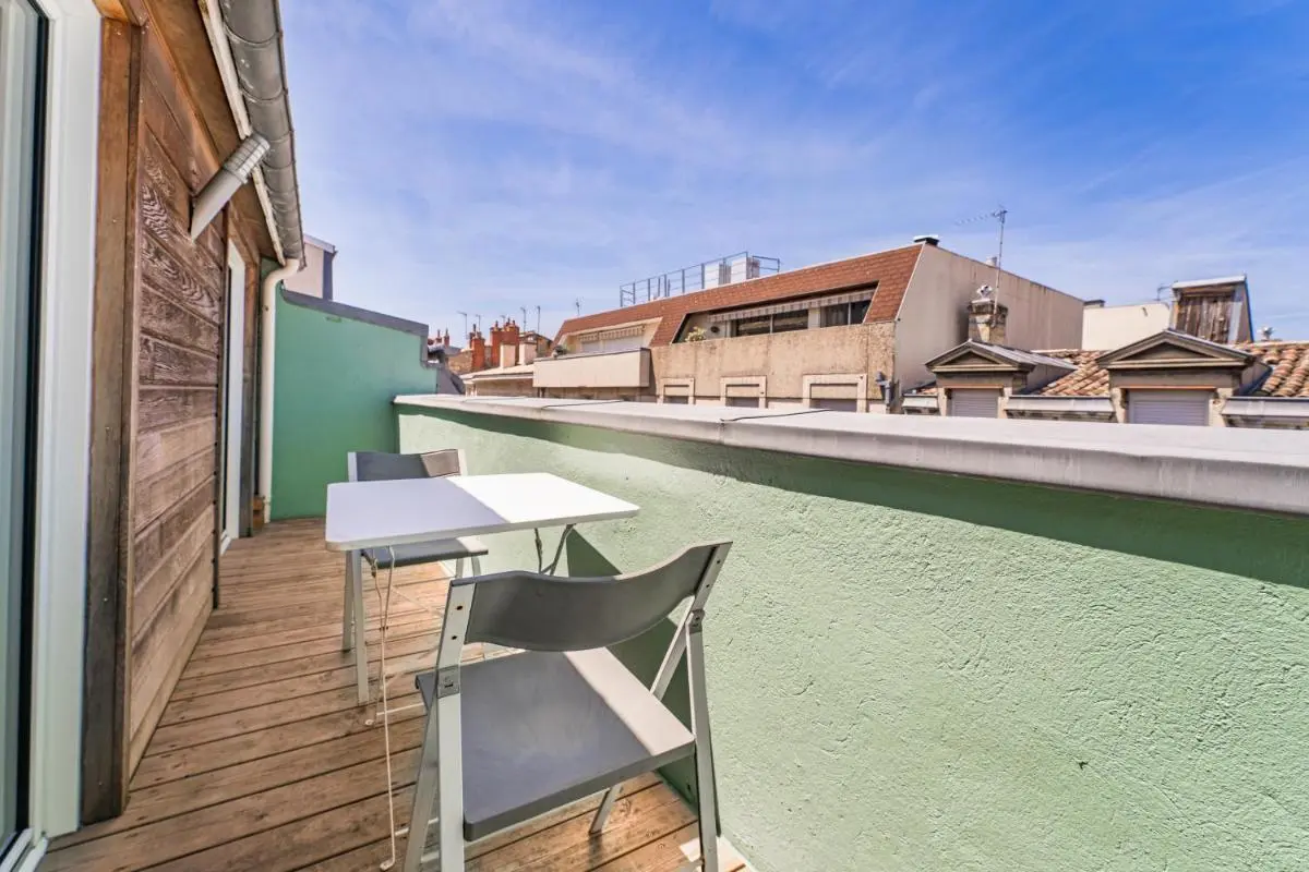 Image 2 of Superbe Studio Climatise avec Terrasse en Hyper Centre