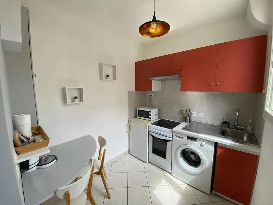Image 2 of studio BORDEAUX CHARTRONS 2