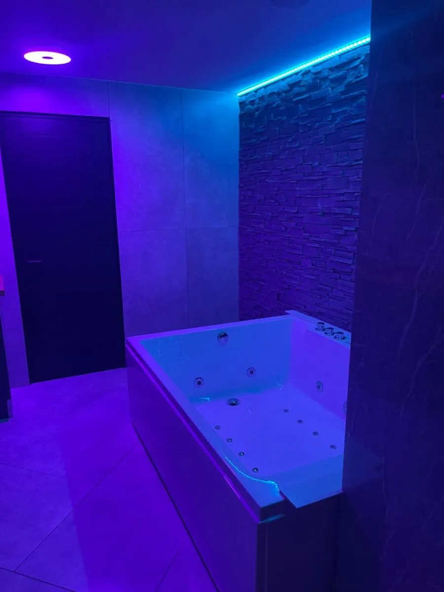 Image 1 of Jungle suite romantic – private Jacuzzi –
