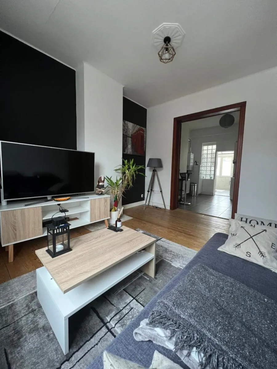 Image 1 of L Escapade Urbaine
