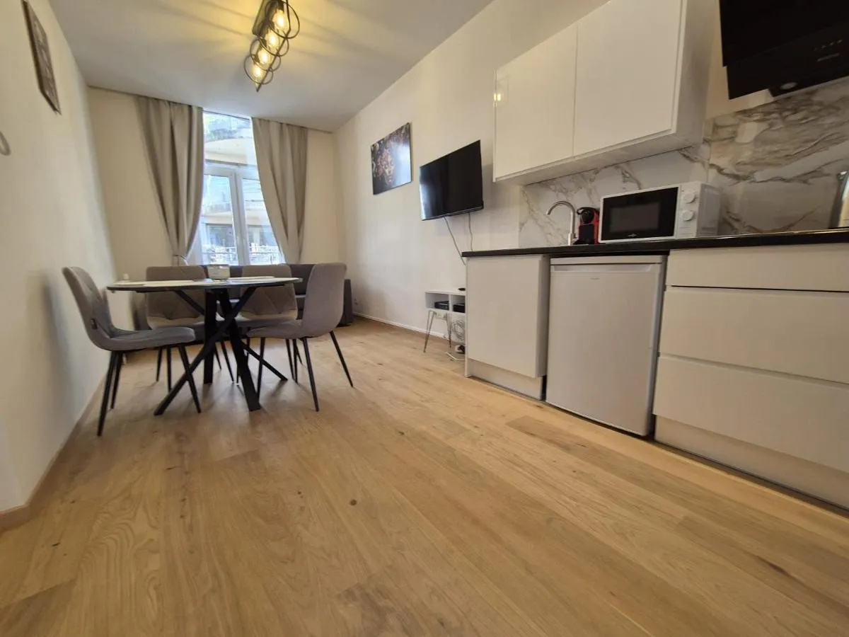 Image 2 of Modern apartment near Avenue Louise