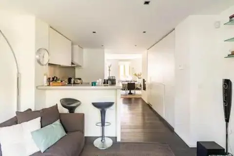 Image 4 of *NEW*Premium Tranquil apartment close to centre