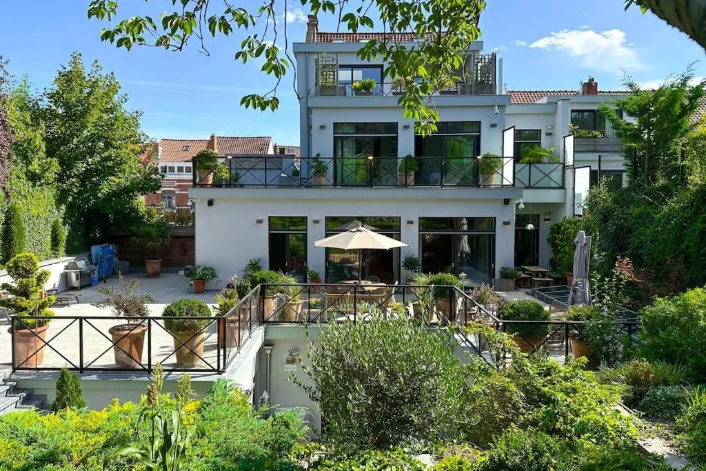 Image of 1000m2 villa with indoor pool