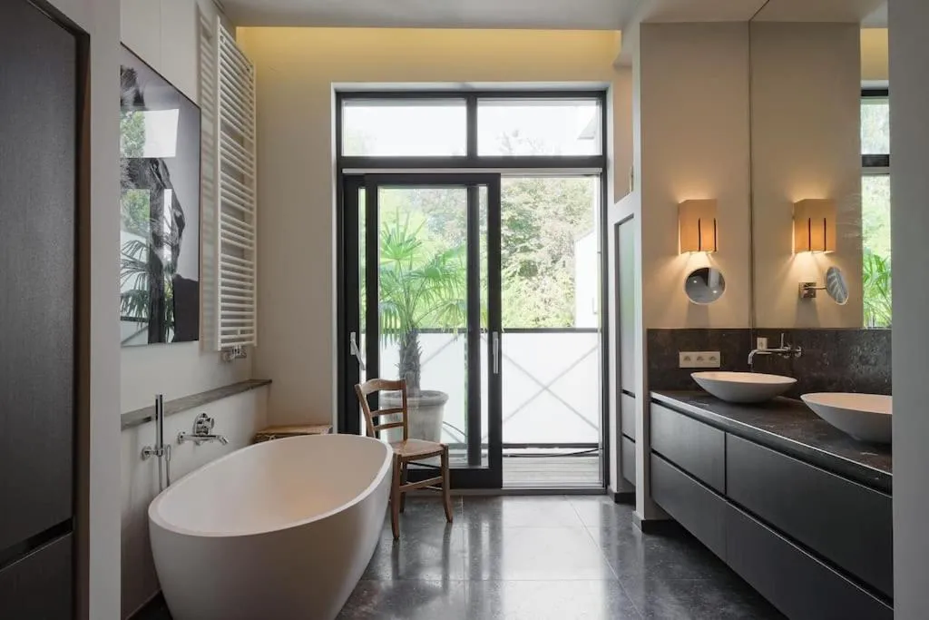 Image 2 of 1000m2 villa with indoor pool