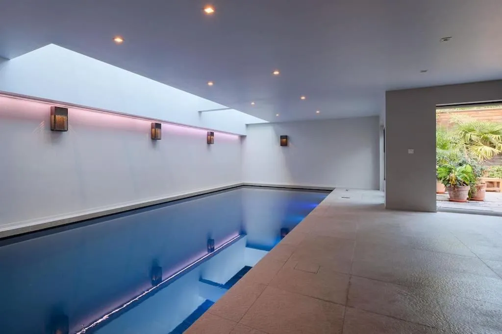 Image 3 of 1000m2 villa with indoor pool