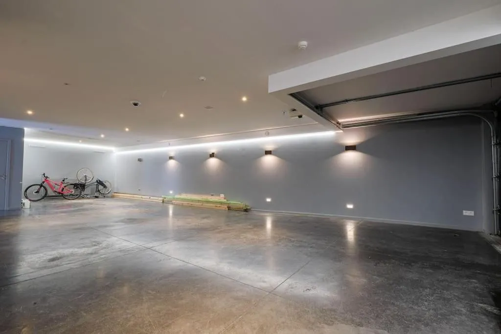 Image 5 of 1000m2 villa with indoor pool