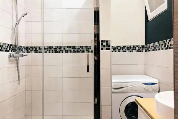 Image 2 of Appartement entièrement rénové et équipé de deux chambres dans le quartier Schuman