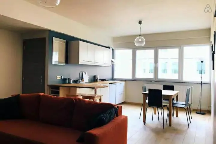 Image 3 of Appartement entièrement rénové et équipé de deux chambres dans le quartier Schuman