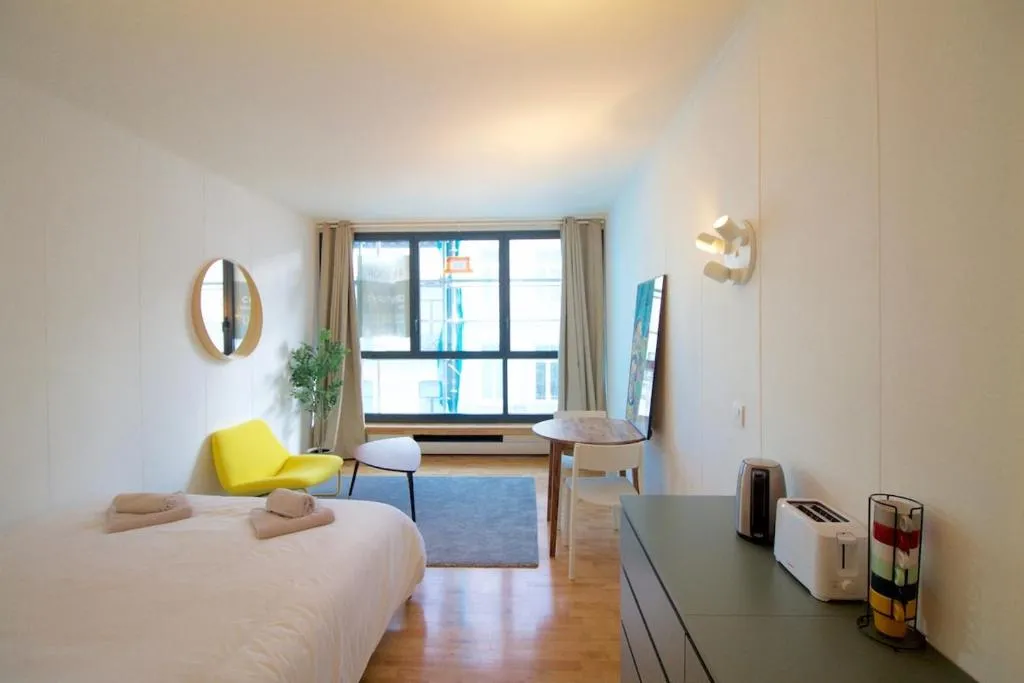 Image of Beautiful and bright apt AvLouise