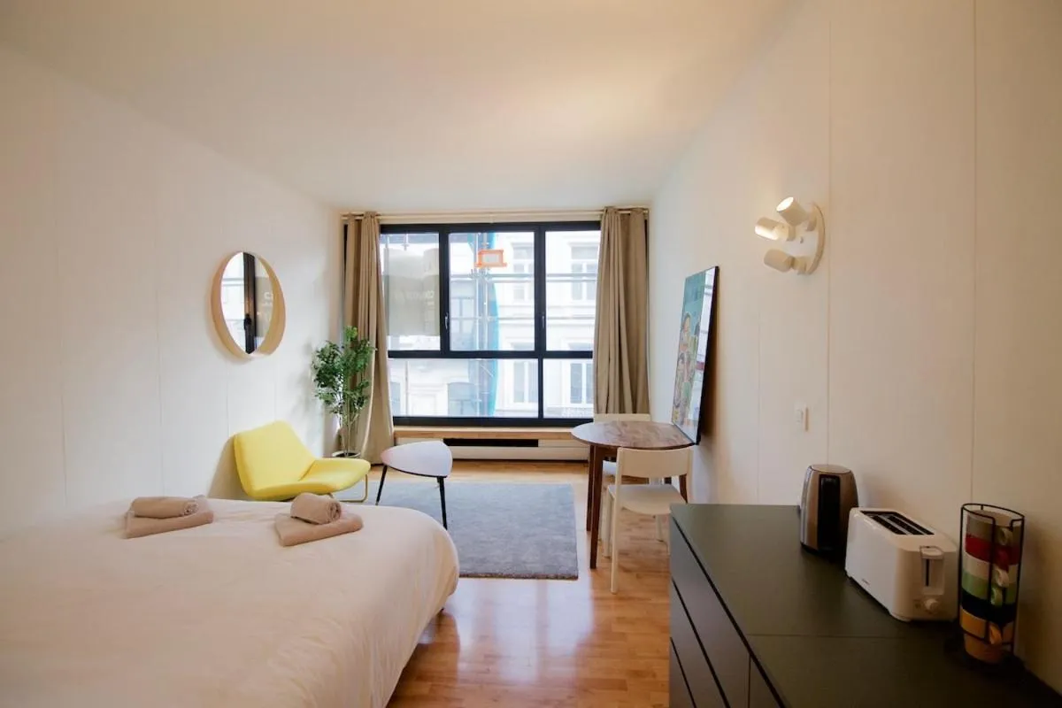 Image 1 of Beautiful and bright apt AvLouise