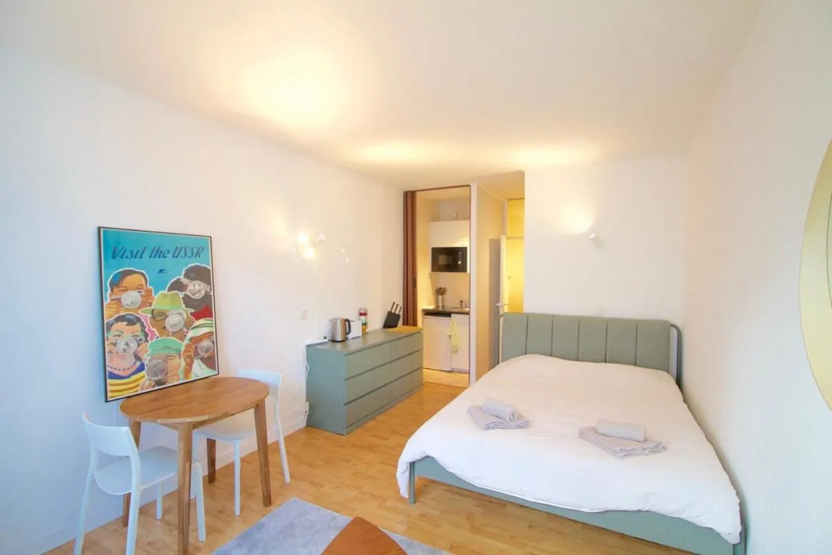 Image 2 of Beautiful and bright apt AvLouise